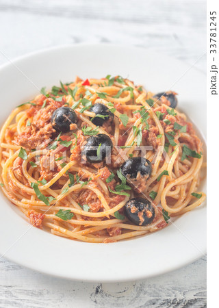 Spaghetti with tuna and black olives 33781245
