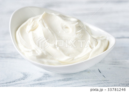 Bowl of Greek yogurt 33781246
