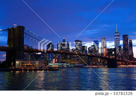 ブルックリン橋とマンハッタンの夕景 33781526