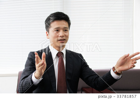 ビジネスシーン　プレゼンテーションをするビジネスマン 33781857