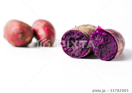 Cooked purple potato isolated 33782065