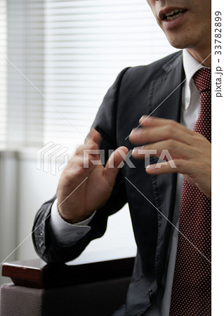 ビジネスシーン プレゼンテーションをするビジネスマン ビジネスシーン プレゼンテーションをするビジネスマン 33782899