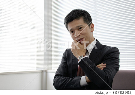 ビジネスシーン プレゼンテーションをするビジネスマン ビジネスシーン プレゼンテーションをするビジネスマン 33782902
