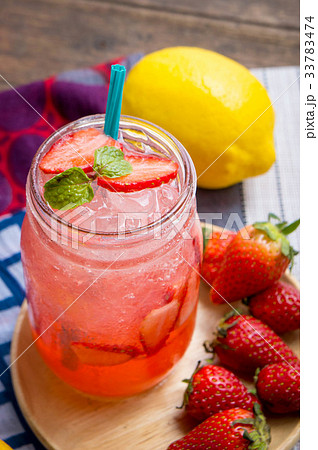 Strawberry juice and lemon soda juice mixed 33783474