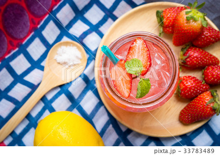 Strawberry juice and lemon soda juice mixed 33783489