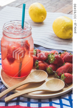 Strawberry juice and lemon soda juice mixed 33783490