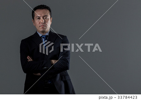 スーツの男性 　ミドル 33784423
