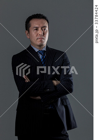 スーツの男性 　ミドル 33784424