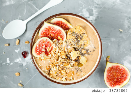 smoothie bowl with figs 33785865