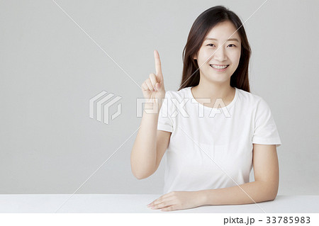 指す 指さす 女性 33785983