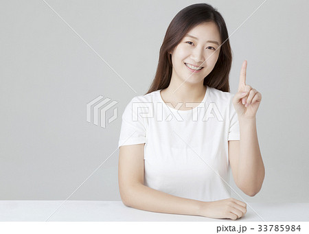指す 指さす 女性 33785984
