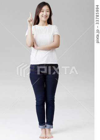 指す 指さす 女性 33785994