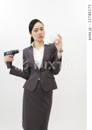 雑用をこなすビジネスウーマン　ビジネススーツ　女性　白バック 33786273