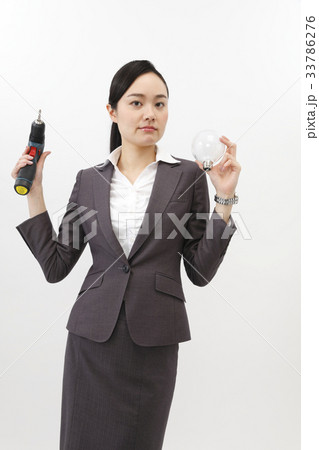 雑用をこなすビジネスウーマン ビジネススーツ 女性 白バック 雑用をこなすビジネスウーマン ビジネススーツ 女性 白バック 33786276