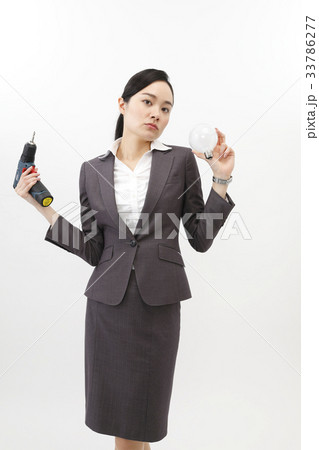 雑用をこなすビジネスウーマン　ビジネススーツ　女性　白バック 33786277