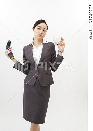 雑用をこなすビジネスウーマン　ビジネススーツ　女性　白バック 33786278