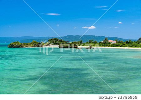 《沖縄県》古宇利大橋から眺める大海原 33786959