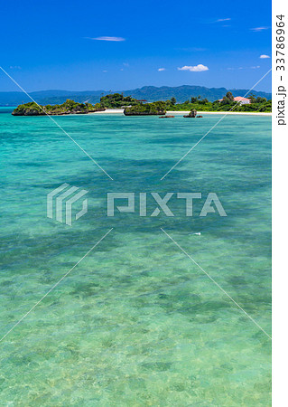 《沖縄県》古宇利大橋から眺める大海原 33786964