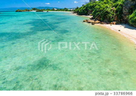 《沖縄県》古宇利大橋から眺める大海原 33786966