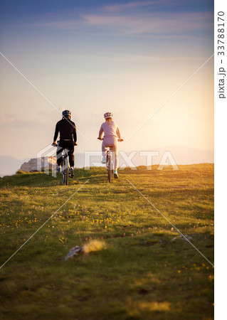 Happy mountainbike couple outdoors have fun 33788170