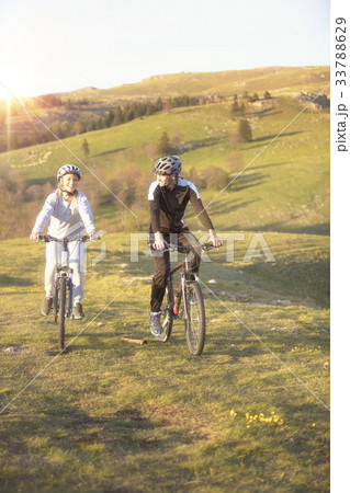 Happy mountainbike couple outdoors have fun 33788629