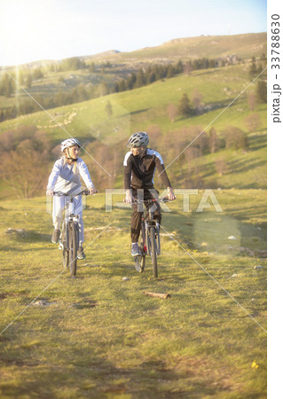 Happy mountainbike couple outdoors have fun 33788630