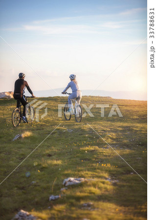 Happy mountainbike couple outdoors have fun 33788631