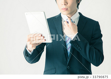 タブレット　ビジネスマン 33790875