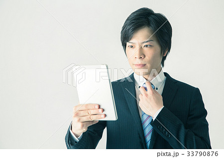 タブレット　ビジネスマン 33790876