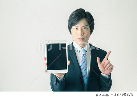 タブレット　ビジネスマン 33790879