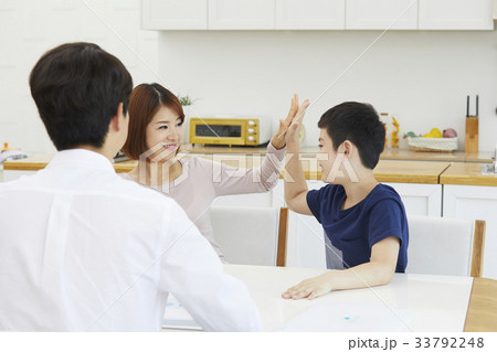 見開き 対面 向き合う 33792248
