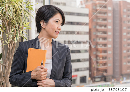 ビジネスウーマン_窓際 33793107