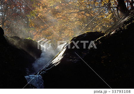 滝の落ち口の紅葉(鳥崎八景 上大滝) 滝の落ち口の紅葉(鳥崎八景 上大滝) 33793108