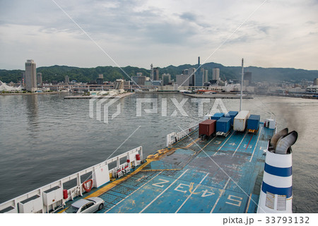 ジャンボフェリー 神戸から小豆島行き 神戸港を出発の写真素材