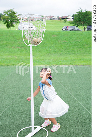 玉入れをする女の子 33793255