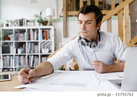 Young businessman in office 33793762