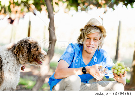 Boy in vineyard 33794363