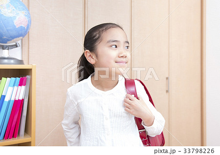 学校へ行く準備をする女の子　小学生 33798226