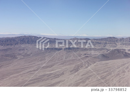 南米チリ北部、カラマ近郊の荒涼とした高地砂漠と険しい丘陵地帯 33798852