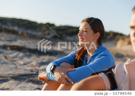 Couple in sport wear on beach 33799540