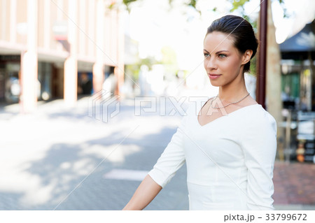Portrait of business woman smiling outdoor 33799672
