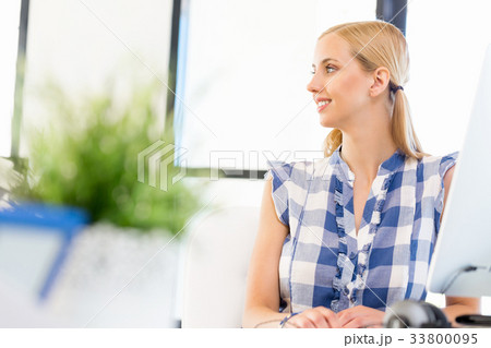 Young woman in office 33800095