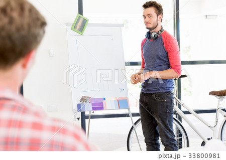 Casual businessman giving a presentation in the office 33800981
