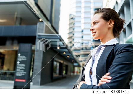 Portrait of business woman smiling outdoor 33801312