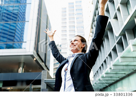 Portrait of business woman smiling outdoor 33801336