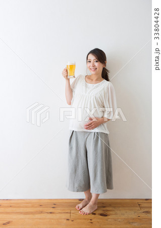 ビールを持つ妊婦さん ビールを持つ妊婦さん 33804428