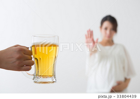 ビールを見る妊婦さん ビールを見る妊婦さん 33804439