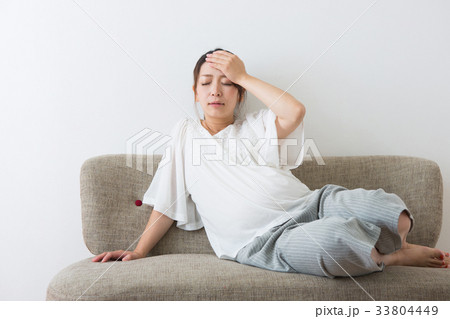 倒れる妊婦さん 33804449