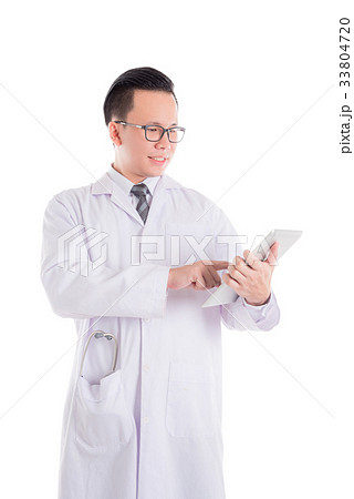 doctor wearing white coat and smiling  33804720