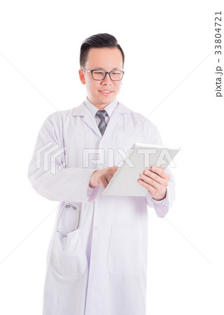 doctor wearing white coat and smiling  33804721